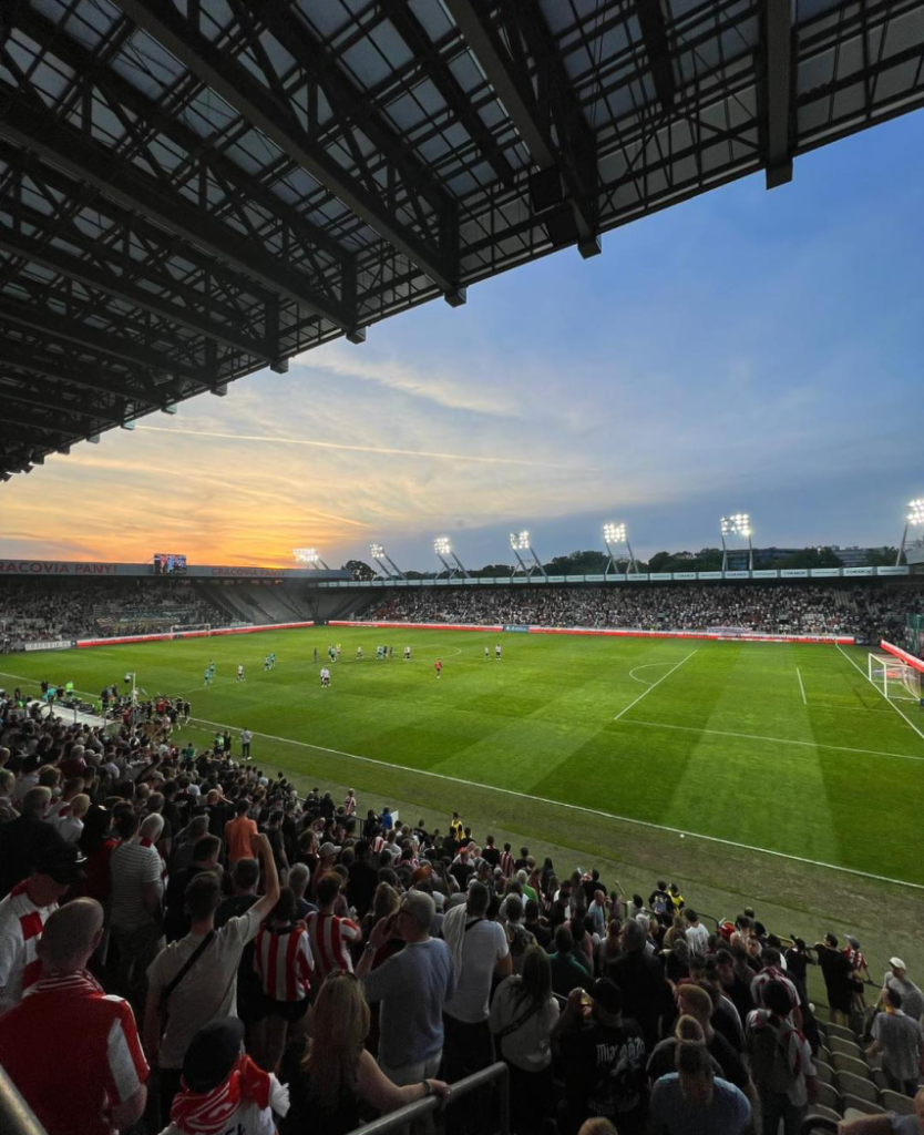 zdjęcie boiska piłkarskiego